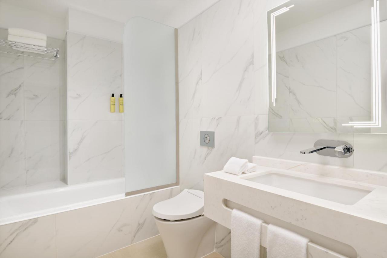 Hotel Element By Westin West Bay 5*